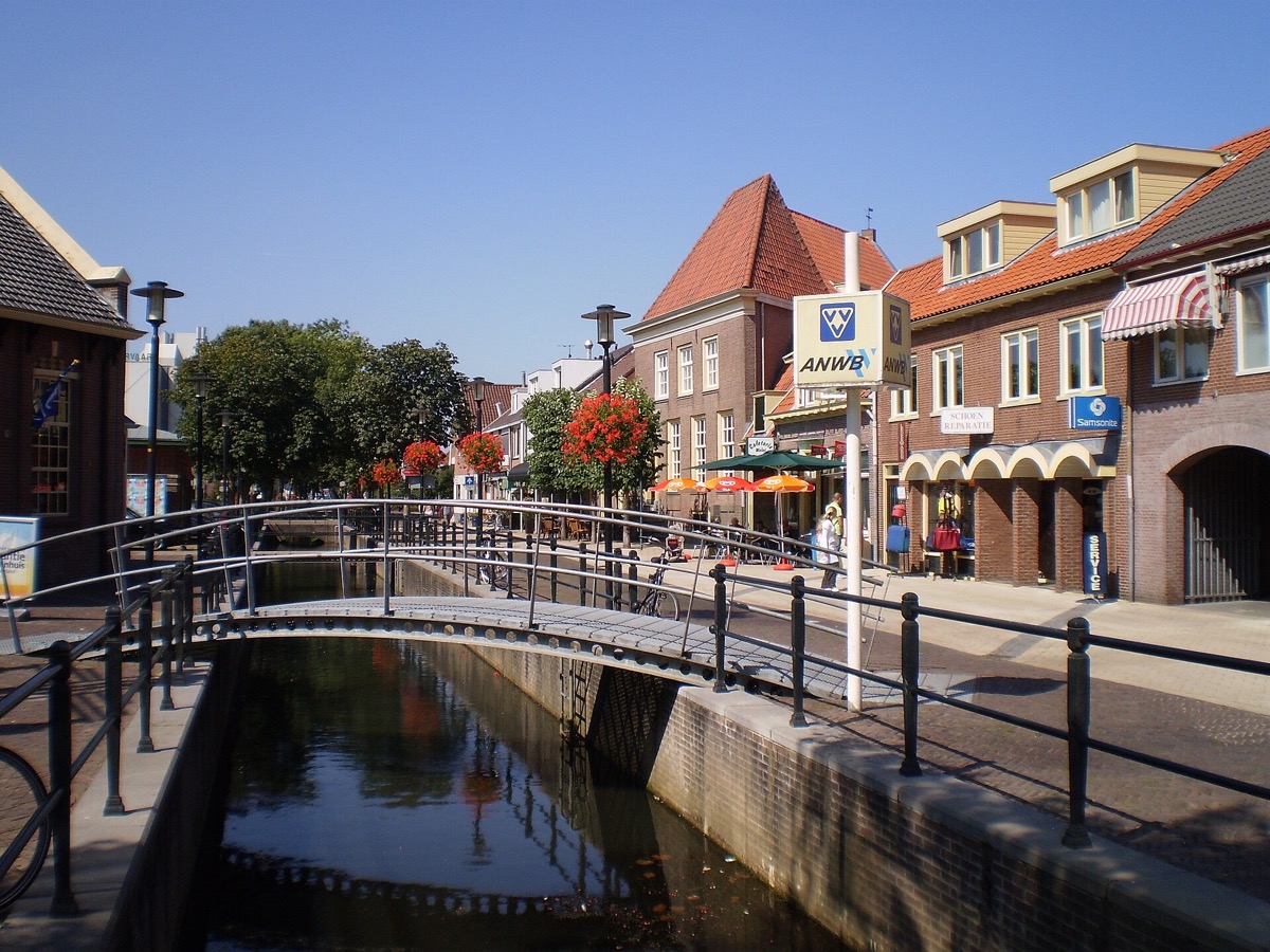 Gracht in de historische binnenstad van Nijkerk, met een voetgangersbrug en karakteristieke gevels