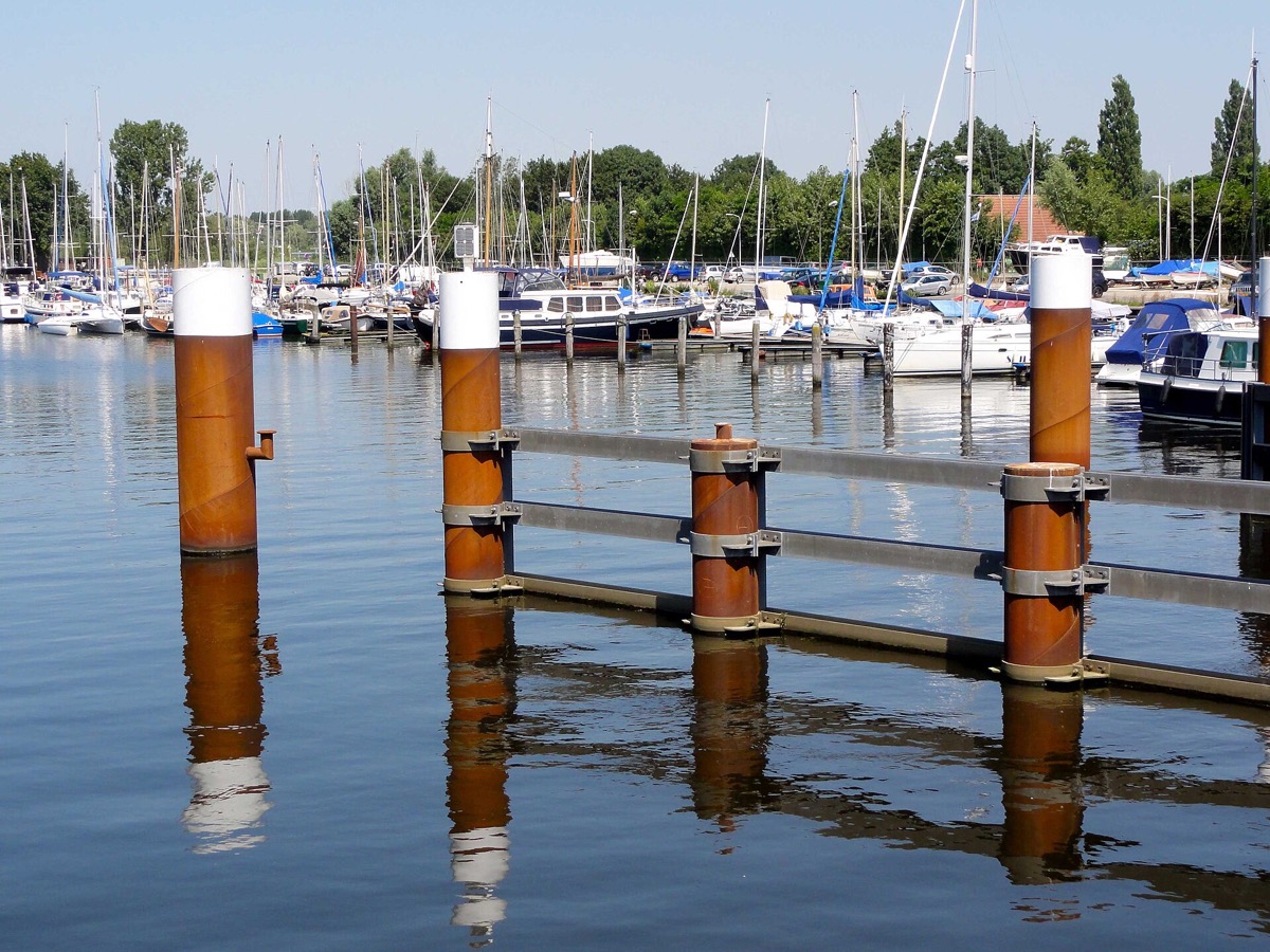 Jachthaven bij de Arkersluis in Nijkerk, met aangemeerde zeilboten